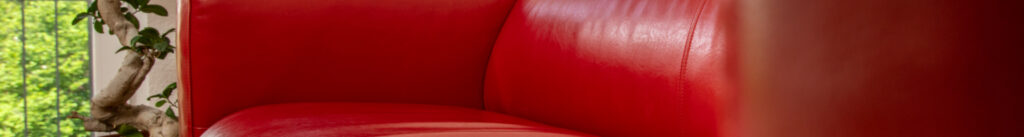 Bild rote Wartezimmer-Couch